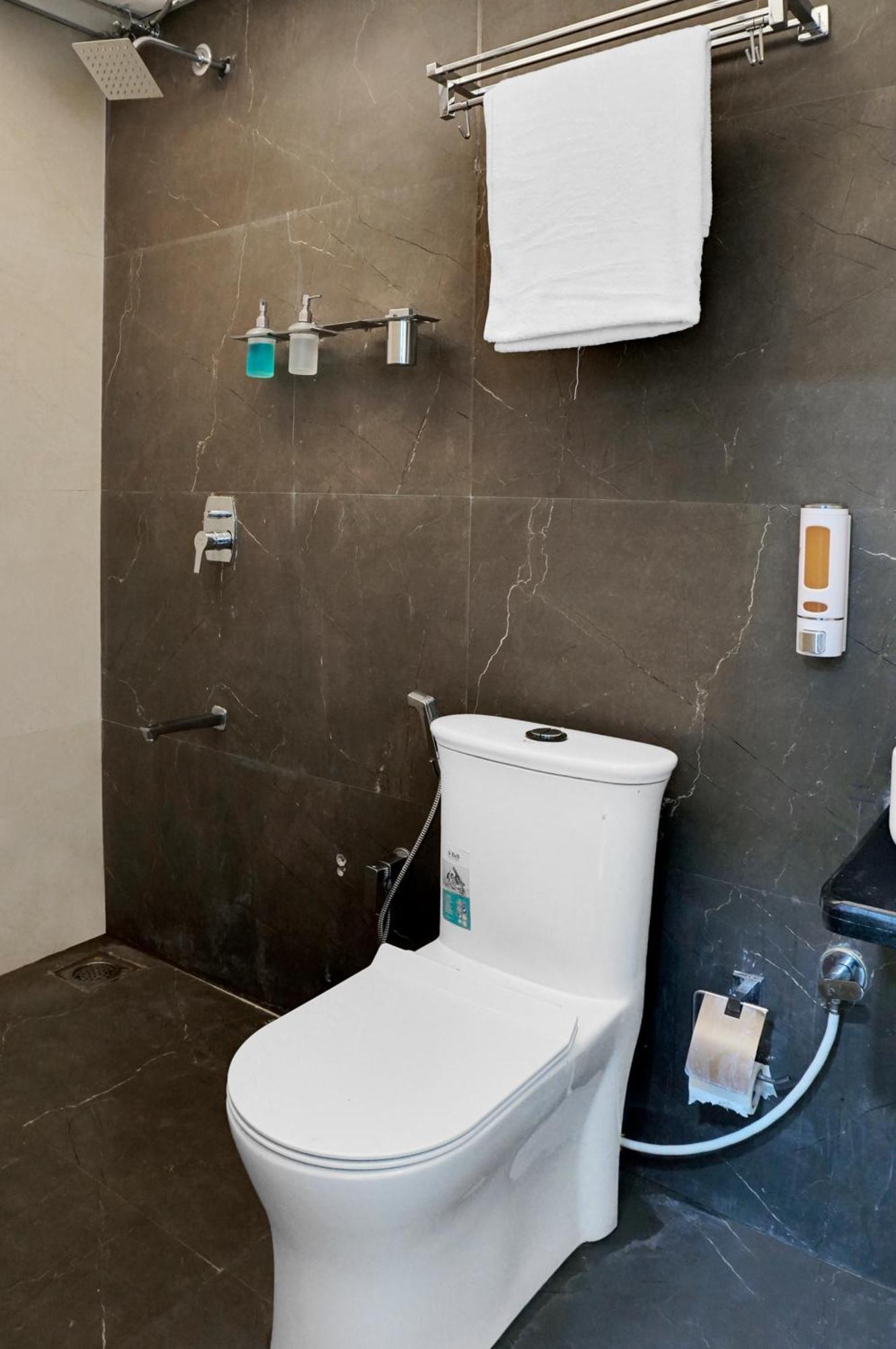 Hotel Sayba Executive Пюн Екстериор снимка