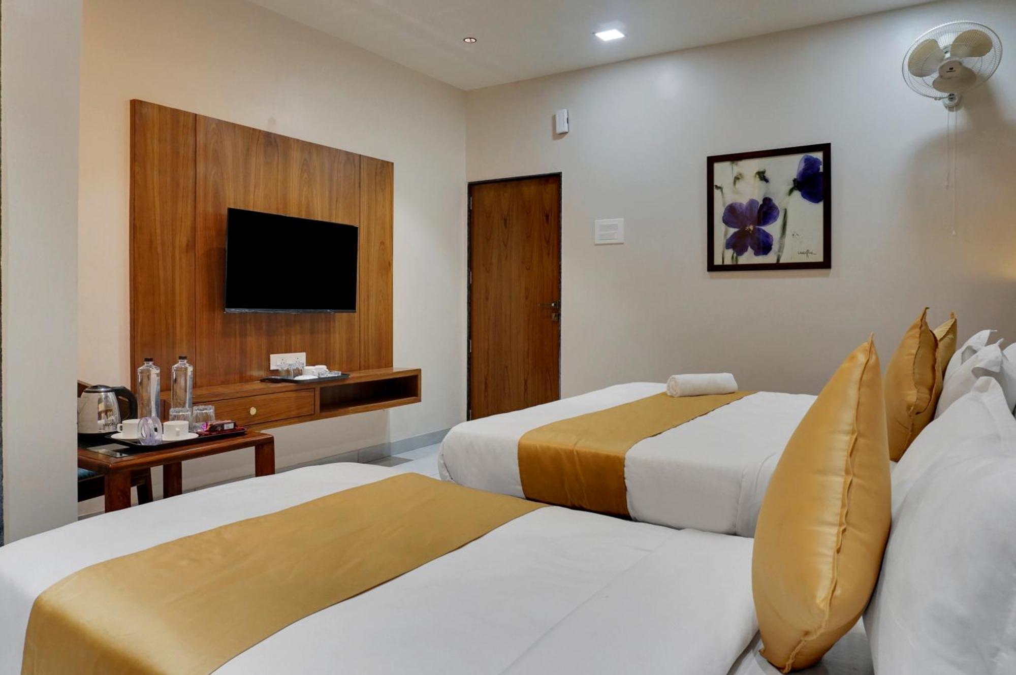 Hotel Sayba Executive Пюн Екстериор снимка