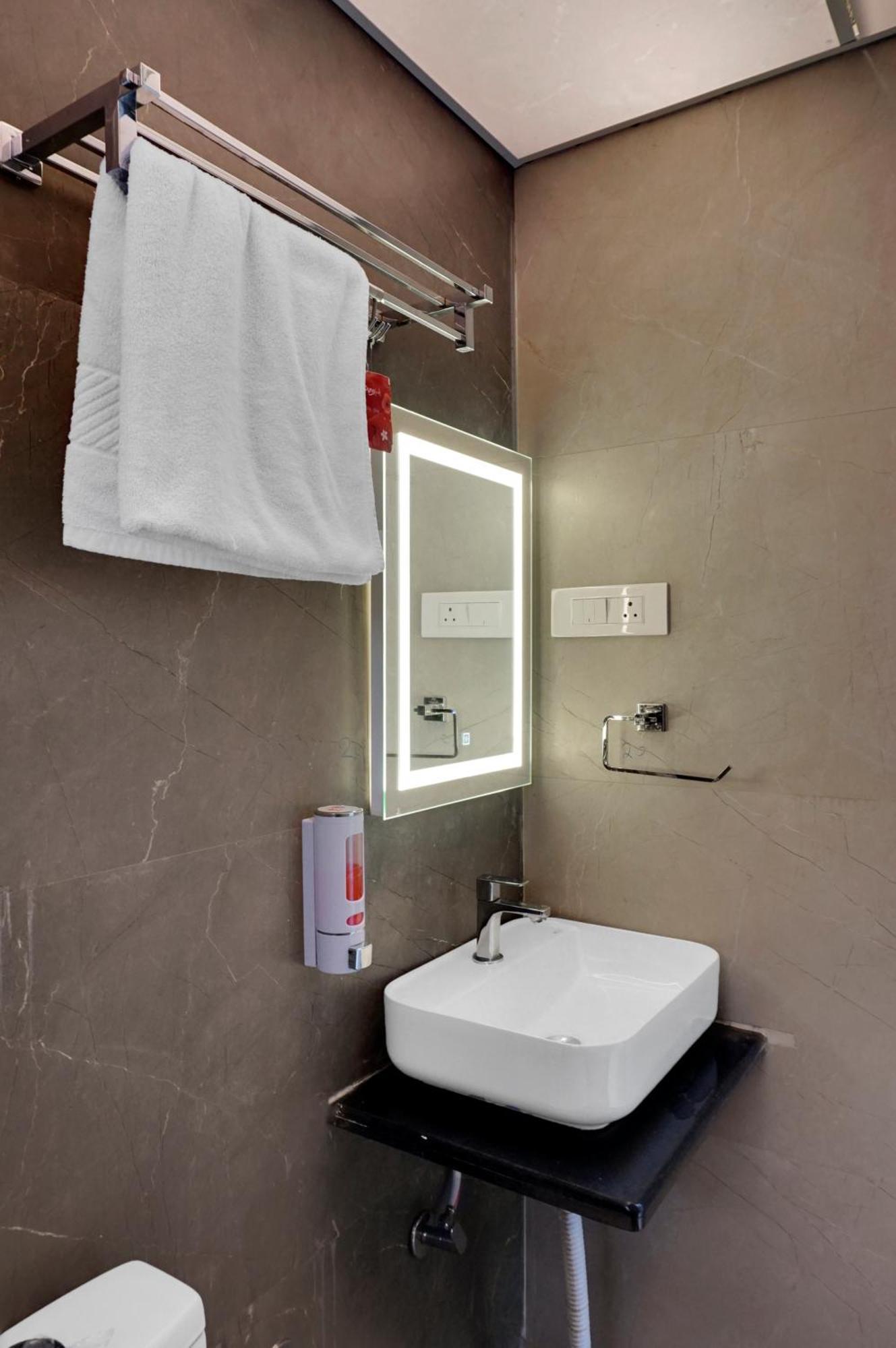 Hotel Sayba Executive Пюн Екстериор снимка