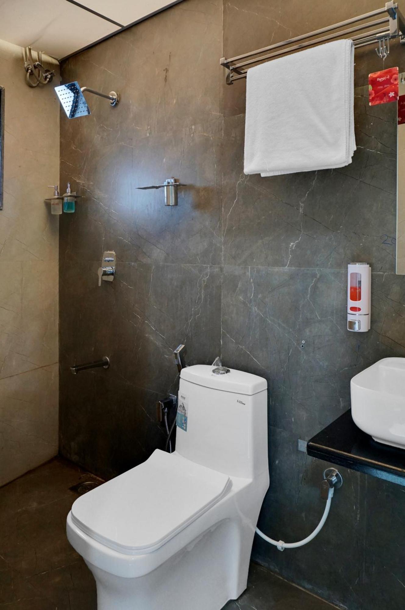 Hotel Sayba Executive Пюн Екстериор снимка
