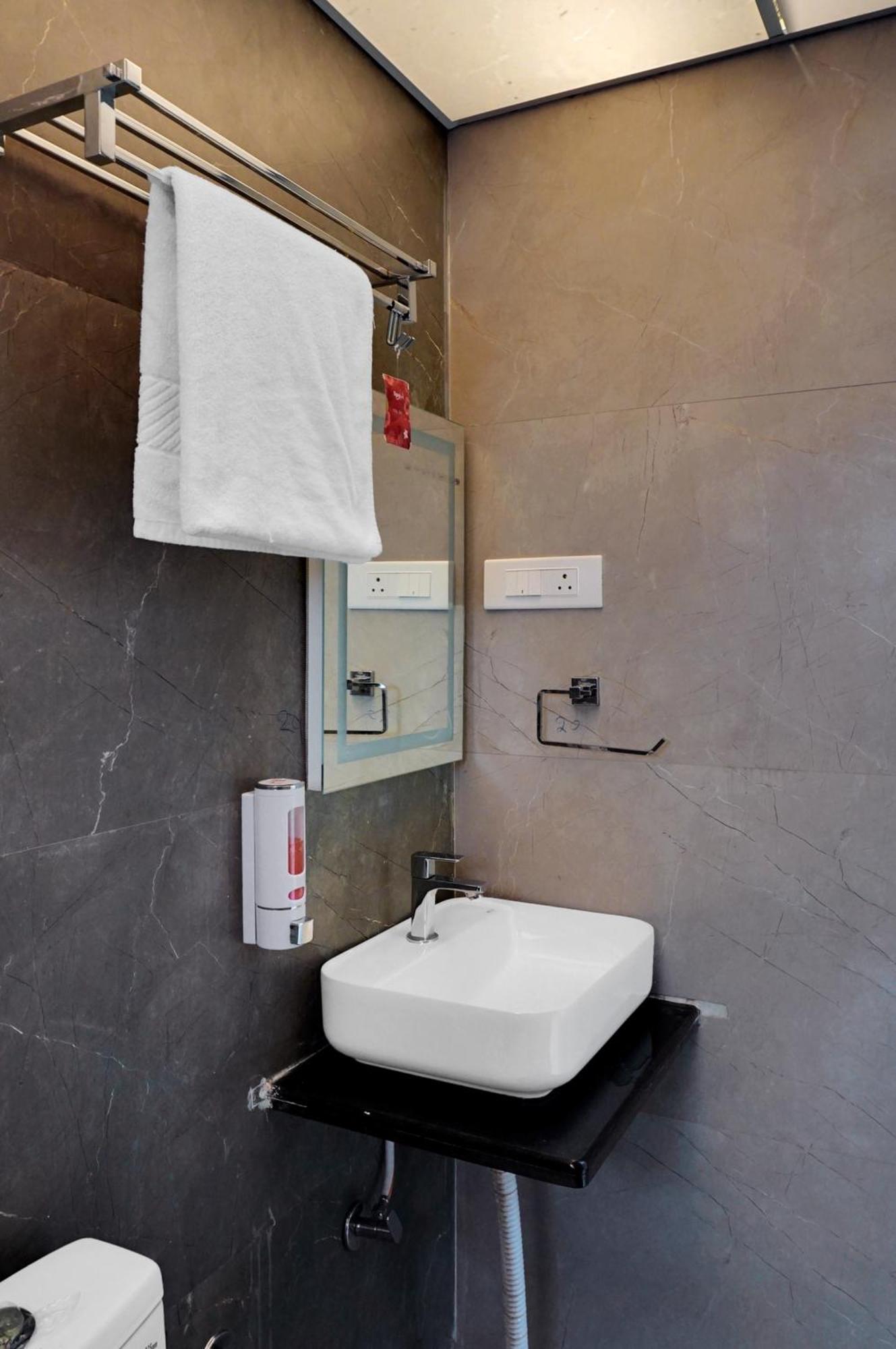 Hotel Sayba Executive Пюн Екстериор снимка