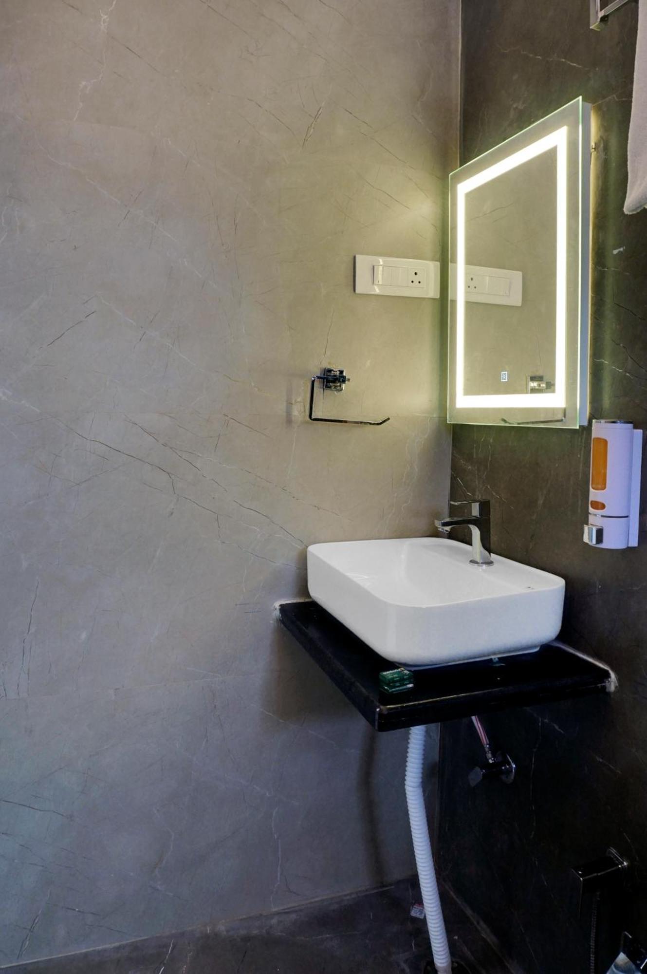 Hotel Sayba Executive Пюн Екстериор снимка